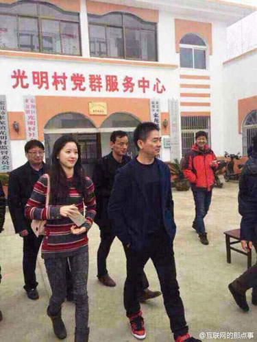 Liu Qiangdong and Zhang Zetian were spotted in Liu's hometown, Guangming County of Suqian city, Jiangsu province, Tuesday, February 17, 2014. [Weibo.com]