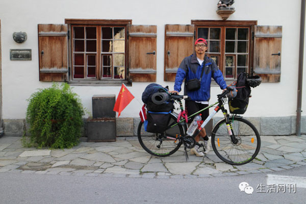 Xu Jiangjun decided to cycle around Europe, equipped with just a bike and a frisbee. [File photo]