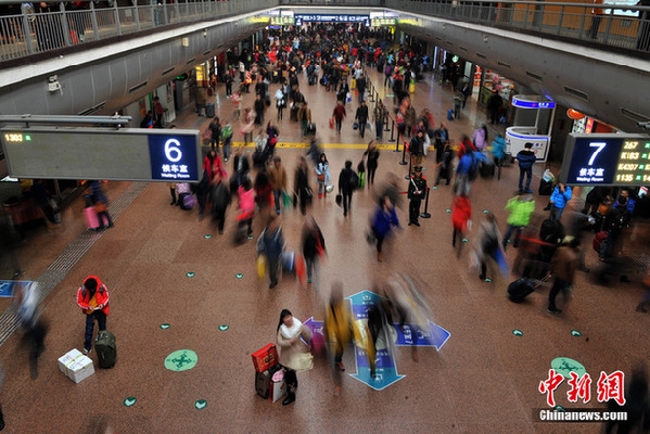 Photo taken on Feb. 14, 2015 shows people arrived at Beijing West Railway Station for their journey home for the Spring Festival. [Chinanews.com]