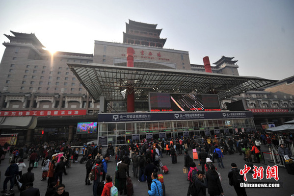 Photo taken on Feb. 14, 2015 shows people arrived at Beijing West Railway Station for their journey home for the Spring Festival. [Chinanews.com]