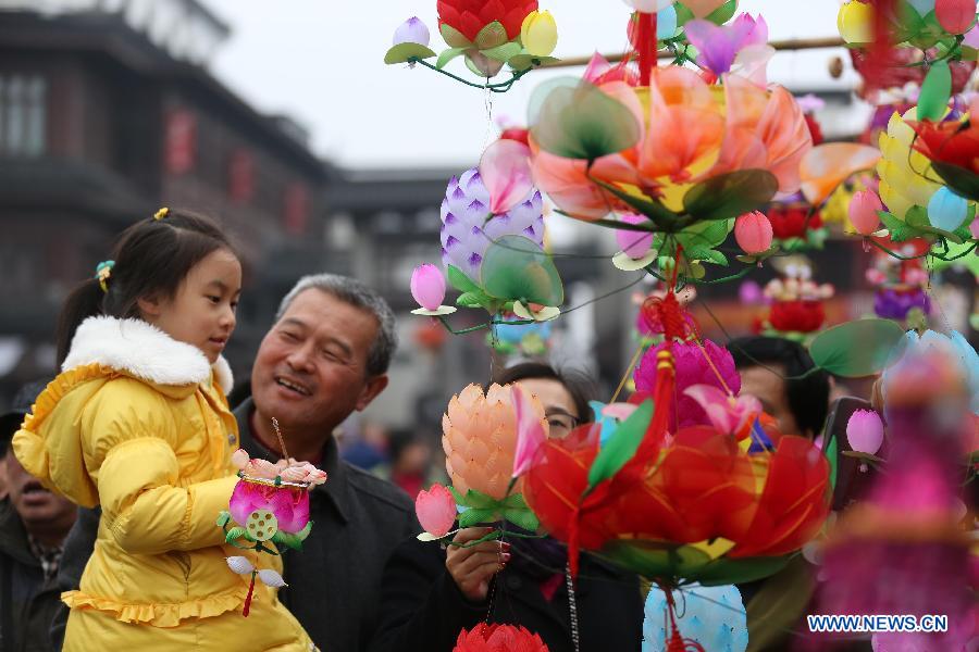 Visitors select festival lanterns at Fuzimiao of Nanjing, capital of east China's Jiangsu Province, Feb. 21, 2015. Chinese people nationwide attend various festivites on Saturday, the fourth day of this year's Spring Festival holiday. [Photo/Xinhua] 