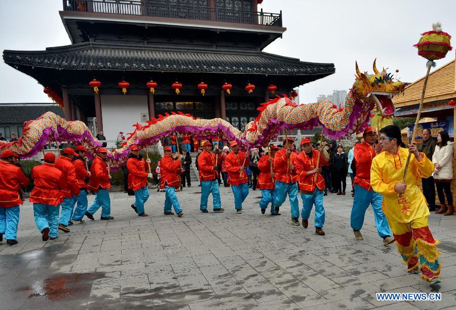 Local residents perform dragon dance in Yancheng City, east China's Jiangsu Province, Feb. 21, 2015. Chinese people nationwide attend various festivites on Saturday, the fourth day of this year's Spring Festival holiday. [Photo/Xinhua] 