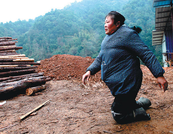 Hu Fenglian, who lost the lower part of her legs, works at a stone factory in Longsheng county, in the Guangxi Zhuang autonomous region. [Huo Yan/China Daily]