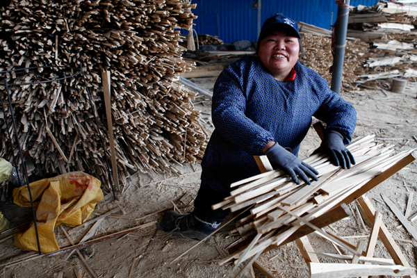 Hu Fenglian, who lost the lower part of her legs, works at a stone factory in Longsheng county, in the Guangxi Zhuang autonomous region. [Huo Yan/China Daily]