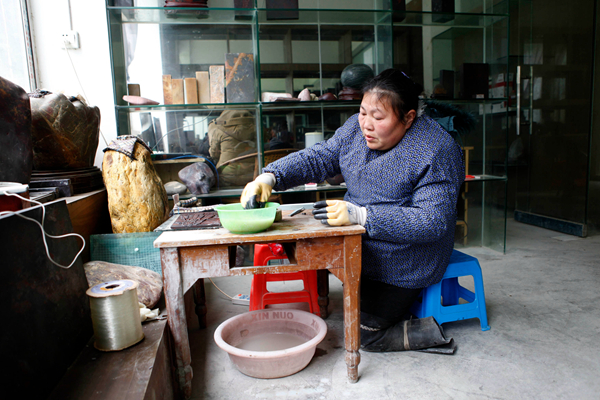 Hu Fenglian, who lost the lower part of her legs, works at a stone factory in Longsheng county, in the Guangxi Zhuang autonomous region. [Huo Yan/China Daily] 