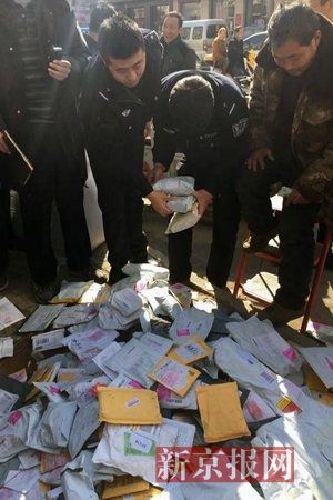 A heap of mail packages are sold on the streets in Shengfang town, North China's Hebei province, February 26, 2015. [Photo: bjnews.com.cn]