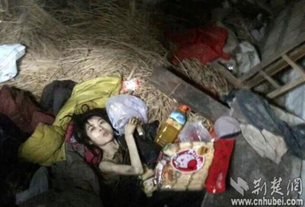 The woman lays naked in an abandoned house. [Photo/cnhubei.com]