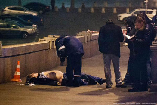 2月27日深夜，俄罗斯首都莫斯科，俄罗斯前任第一副总理、反对派政客涅姆佐夫身中4枪遇害死亡。总统普京对凶案表示谴责，指责是“买凶杀人”。