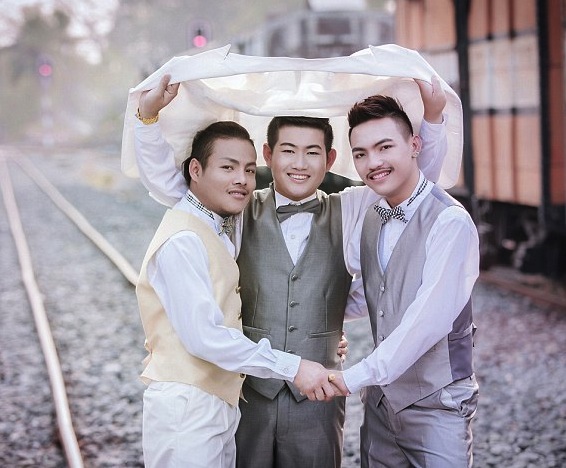 三名男子拍摄的结婚照