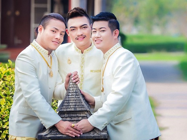 三名男子拍摄的结婚照