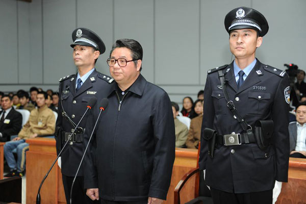 Ni Fake (C), former vice governor of the eastern province of Anhui, listens to his verdict at a court in Dongying, Shandong province, Feb 28, 2015. [Photo/Xinhua]