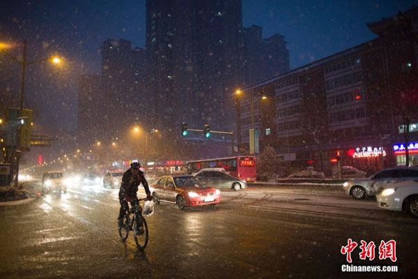 People drove cautiously in the snow in Taiyuan, Shanxi province, on Friday. [Photo/chinanews.com]