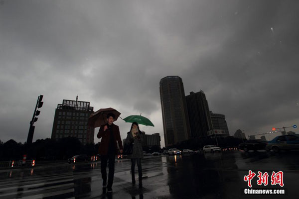 A strong cold front invades Shaoxing city, Zhejiang province on Friday, bringing rain and snow. [Photo/chinanews.com] 