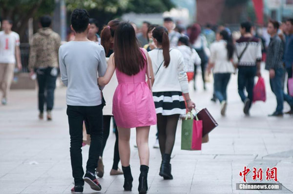 People don summer outfits to cope with the early arrival of hot weather in Liuzhou, Guangxi Zhuang autonomous region. [Photo/chinanews.com]
