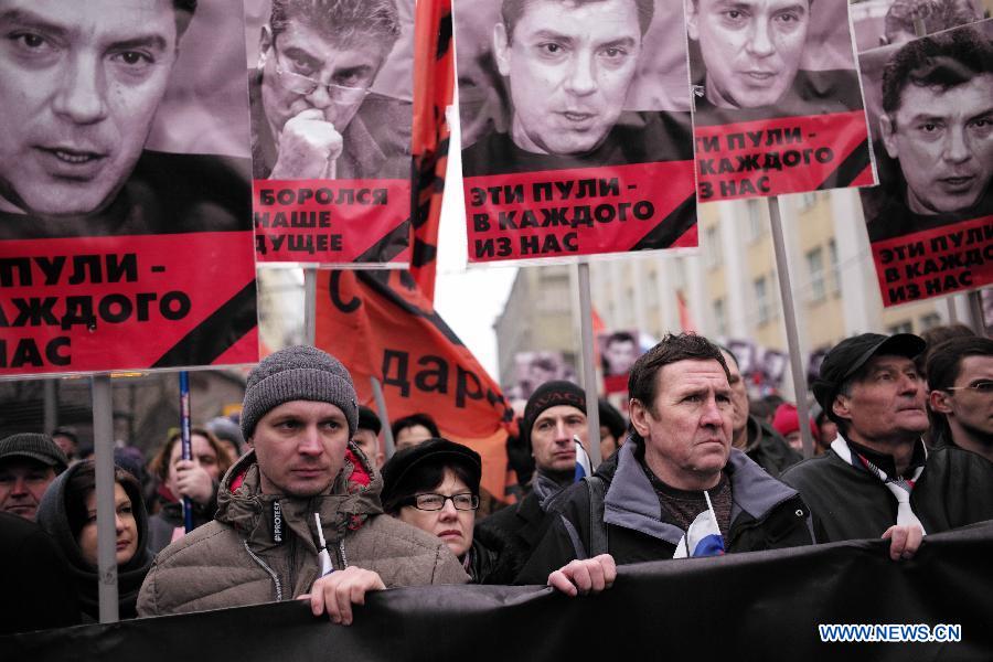 People attend a rally in memory of murdered Russian opposition leader Nemtsov who was killed on Saturday in the center of Moscow, Russia, on March. 1, 2015. According to local media, about 10,000 people participate the rally. [Photo/Xinhua] 