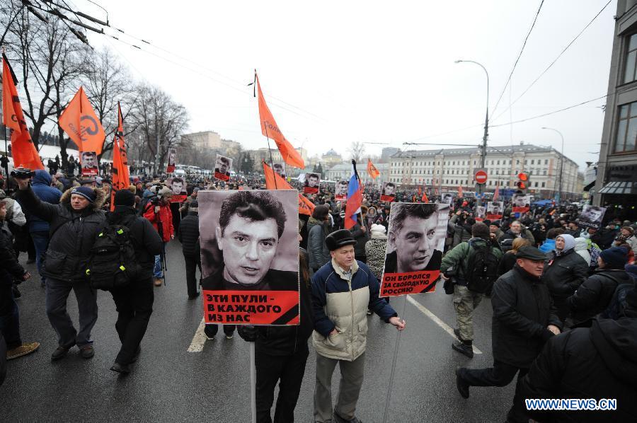 People attend a rally in memory of murdered Russian opposition leader Nemtsov who was killed on Saturday in the center of Moscow, Russia, on March. 1, 2015. According to local media, about 10,000 people participate the rally. [Photo/Xinhua] 