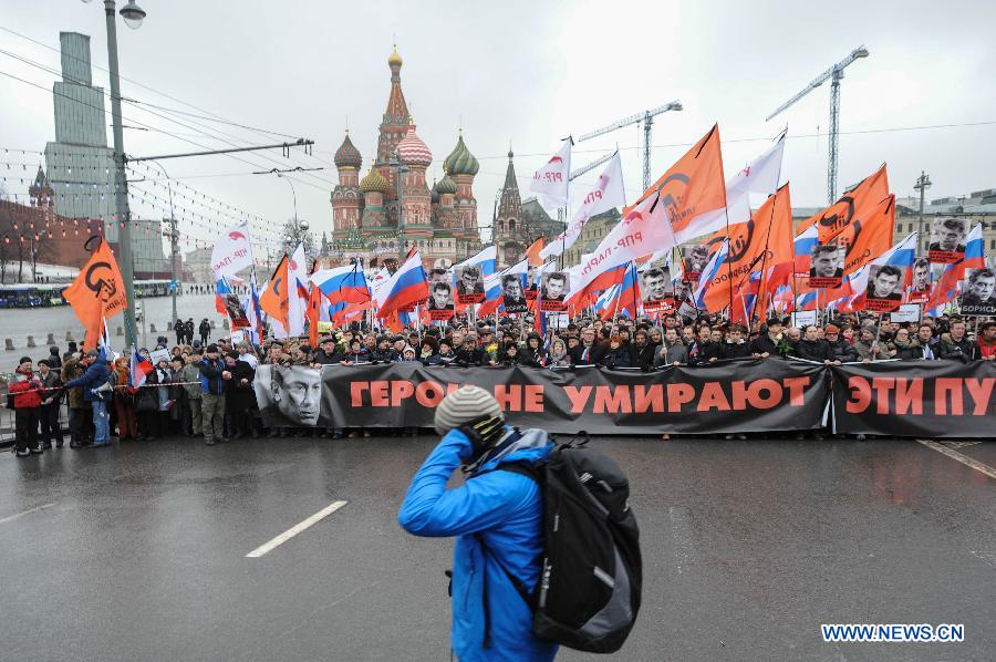 People shout slogan during the rally in memory of murdered Russian opposition leader Nemtsov who was killed on Saturday in the center of Moscow, Russia, on March. 1, 2015. According to local media, about 10,000 people participate the rally. [Photo/Xinhua]