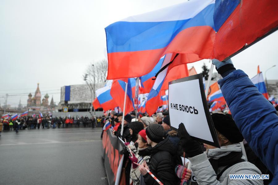 A woman holds a banner says 'i am not afraid' during the rally in memory of murdered Russian opposition leader Nemtsov who was killed on Saturday in the center of Moscow, Russia, on March. 1, 2015. According to local media, about 10,000 people participate the rally. [Photo/Xinhua] 