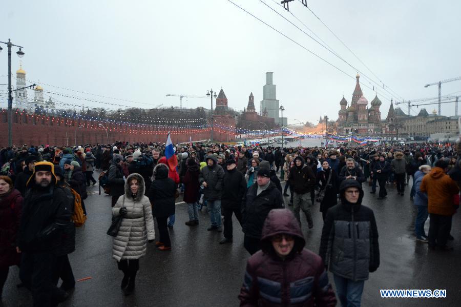 People take part in the rally in memory of murdered Russian opposition leader Nemtsov who was killed on Saturday in the center of Moscow, Russia, on March. 1, 2015. According to local media, about 10,000 people participate the rally. [Photo/Xinhua] 