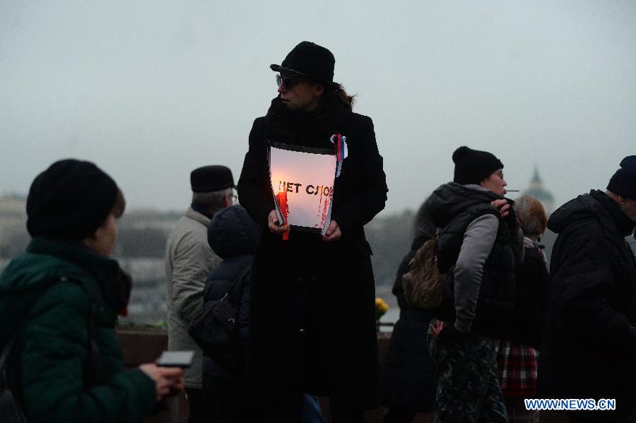 A woman holds a banner says 'I have no words' during the rally in memory of murdered Russian opposition leader Nemtsov who was killed on Saturday in the center of Moscow, Russia, on March. 1, 2015. According to local media, about 10,000 people participate the rally. [Photo/Xinhua] 