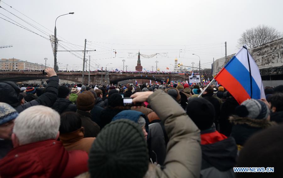 People take part in the rally in memory of murdered Russian opposition leader Nemtsov who was killed on Saturday in the center of Moscow, Russia, on March. 1, 2015. According to local media, about 10,000 people participate the rally. [Photo/Xinhua] 