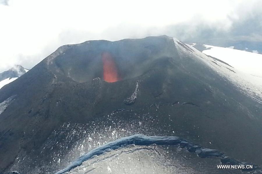 Image provided by Chile's National Geology and Mining Service (SERNAGEOMIN, for its acronym in Spanish) on March 2, 2015, shows an aerial view of the Villarrica Volcano, 18km south of Pucon, and 128km southeast of Temuco, in the 9th region of La Auracania, Chile.