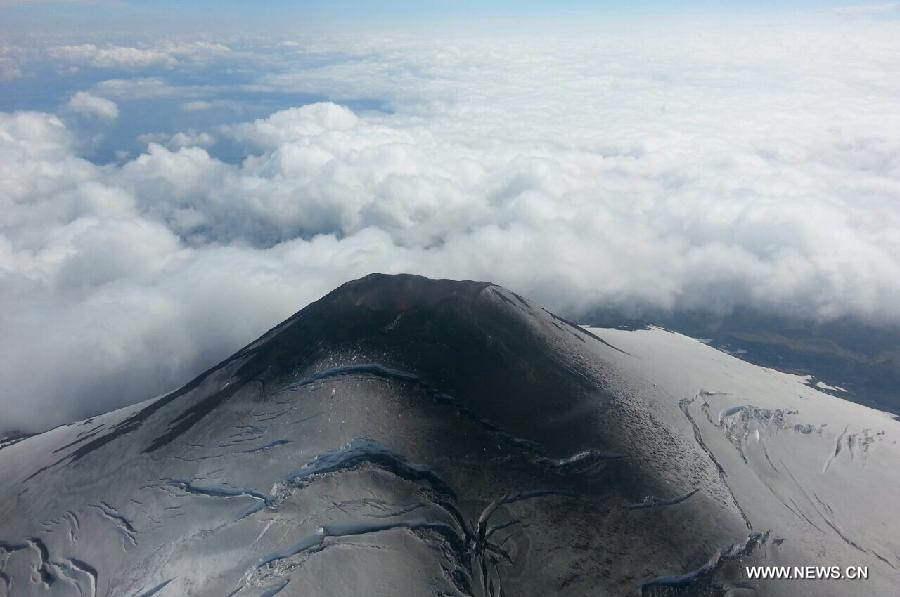 Image provided by Chile's National Geology and Mining Service (SERNAGEOMIN, for its acronym in Spanish) on March 2, 2015, shows an aerial view of the Villarrica Volcano, 18km south of Pucon, and 128km southeast of Temuco, in the 9th region of La Auracania, Chile. 