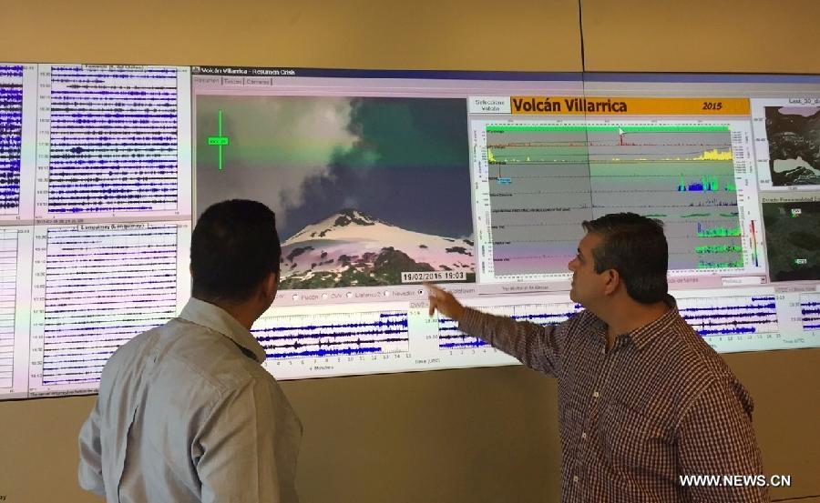 Image provided by Chile's National Geology and Mining Service (SERNAGEOMIN, for its acronym in Spanish) on March 2, 2015, shows people monitoring the Villarrica Volcano, in the ninth region of La Auracania, Chile. The central and regional authorities issued a Red Alert and informed that the Villarrica Volcano has considerably increased its activity. According to the local press the volcano registered an eruption at 3 a.m. local time, urging the immediate evacuation of 3,385 people. [Photo/Xinhua] 