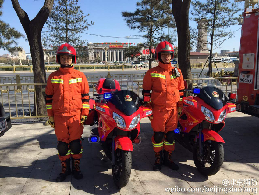 两会消防安保:新型执勤摩托车配小型灭火器