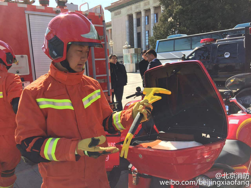 两会消防安保:新型执勤摩托车配小型灭火器