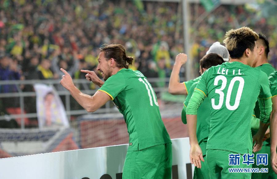 Dejan Damjanovic, second left, of China's Beijing Guoan FC