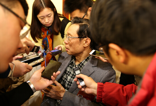Renowned respiratory disease expert Zhong Nanshan is besieged by reporters while attending a discussion Wednesday, ahead of the annual session of China’s legislature. [Photo / China.org.cn by He Shan]