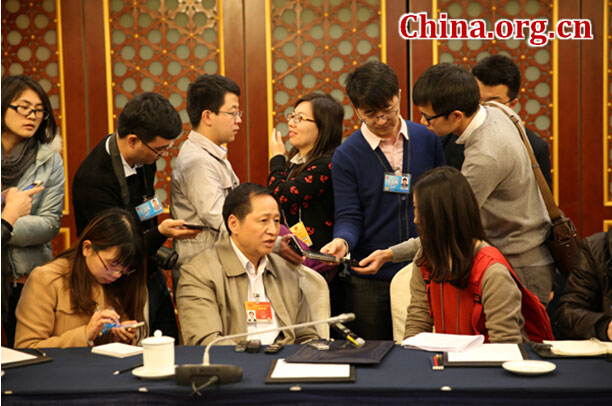 The provincial chief of education in Guangdong, Luo Weiqi, who is a deputy to the 12th National People's Congress (NPC), said on Wednesday that Guangdong should seize the opportunity to develop educational cooperation with both Hong Kong and Macao.[Photo/China.org.cn]