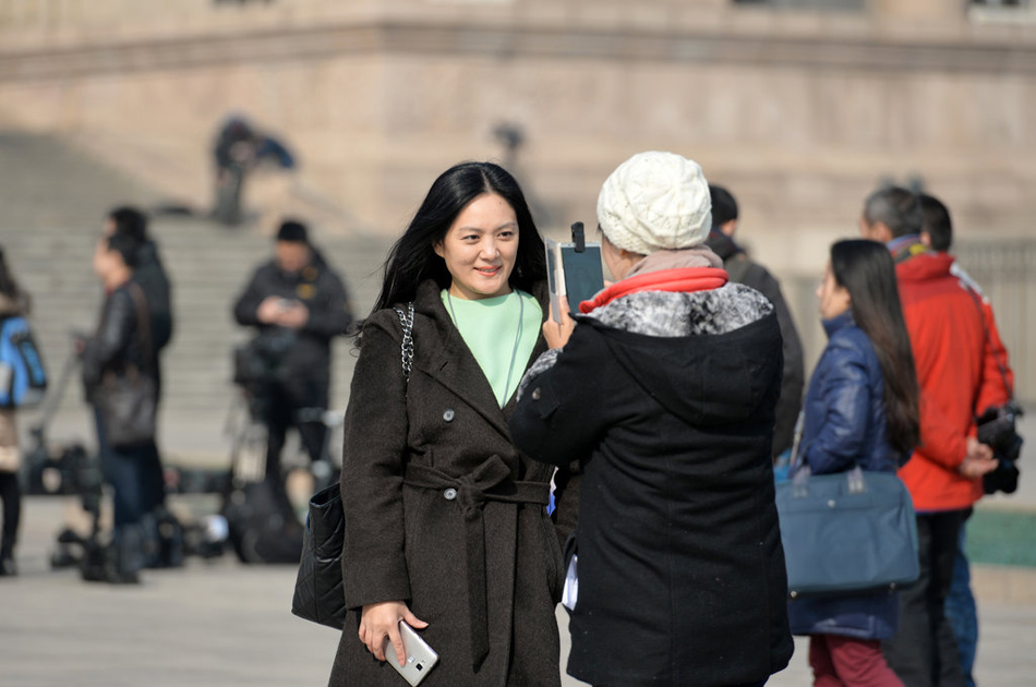 2015年两会：出镜的美女记者