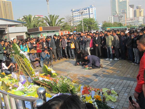 Relatives of victims are overcome with emotion at a wreath laying ceremony on March 7, 2014, at the train station in Kunming, Southwest China's Yunnan province, where 29 people were killed in a terrorist attack on March 1. [Photo by Xue Dan/China Daily] 