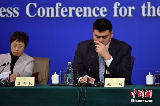 Yao Ming, a member of the 12th National Committee of the Chinese People's Political Consultative Conference (CPPCC), answers questions at a press conference on consultative democracy during the third session of the 12th CPPCC National Committee in Beijing, capital of China, March 9, 2015.