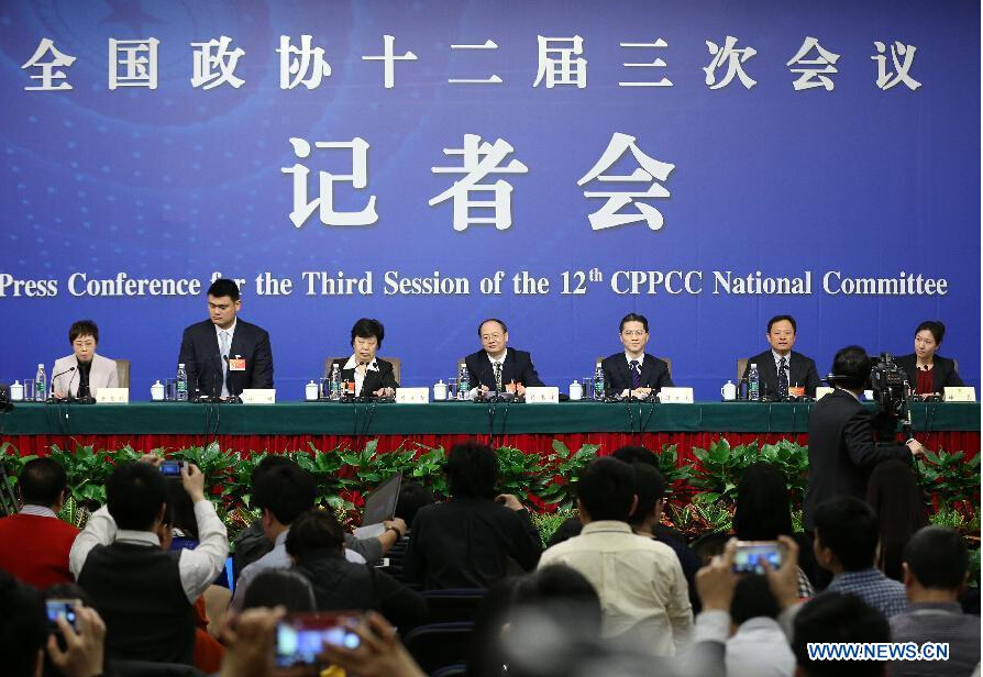 Chen Huifeng(C), Zhou Hanmin (3rd R), Tang Xiaoqing (3rd L), Wang Junfeng(2nd R), Yao Ming(2nd L), members of the 12th National Committee of the Chinese People's Political Consultative Conference (CPPCC), give a press conference on consultative democracy during the third session of the 12th CPPCC National Committee in Beijing, capital of China, March 9, 2015. (Xinhua/Cai Yang)