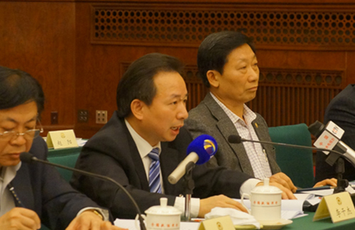 China's environmental protection officials and more than 100 political advisors gather in a meeting to discuss concerns about soil pollution and proposals to prevent it during the third annual session of the Chinese People's Political Consultative Conference in Beijing on March 8, 2015. [China.org.cn]