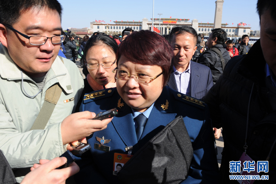 Han Hong is surrounded by reporters before she attends a meeting alongside the two sessions this year. [Photo: Xinhua]