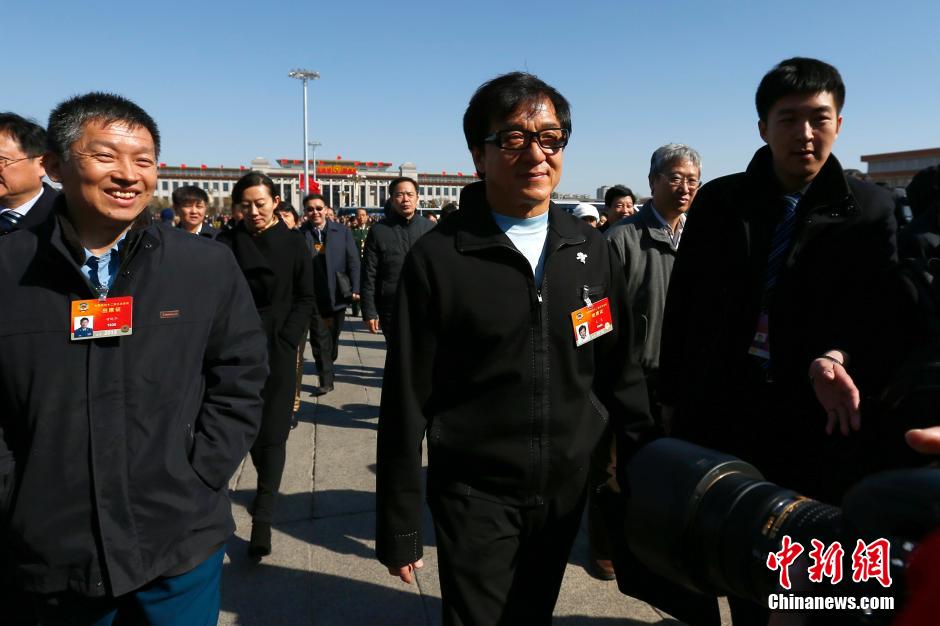 Jackie Chan walks to the Great Hall of the People for a meeting of China's top political advisory body. [Photo: Chinanews.com] 