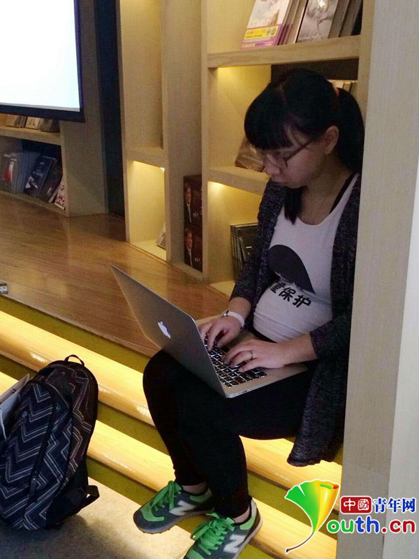 Sun Mengmeng, journalist from the Chinese People's Political Consultative Conference Paper is busy writing reports of the annual meetings of the two sessions at her home. [Photo: youth.cn] 