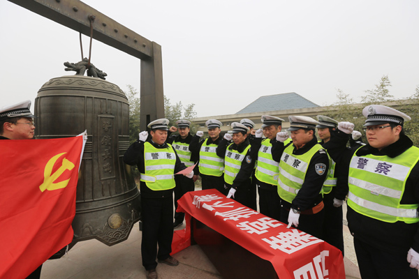 Police from Huaibei, Anhui province take an oath in front of a big bell in anwer to central goverment's efforts to fight against corruption. CHINA DAILY