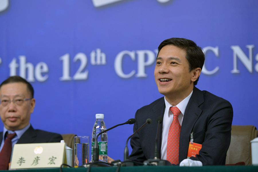 Li Yanhong, CEO of Baidu Inc., speaks at a press conference in Beijing on March 11, 2015.[Photo/Chinanews.com]