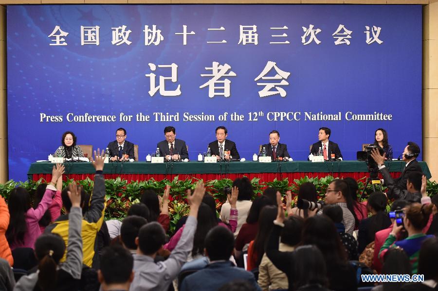 Zhu Weiqun(C), Huang Jiefu(3rd R), Hu Xiaoyi(3rd L), Li Yanhong(2nd R), Yu Minhong(2nd L), members of the 12th National Committee of the Chinese People's Political Consultative Conference (CPPCC), give a press conference during the third session of the 12th CPPCC National Committee in Beijing, capital of China, March 11, 2015. (Xinhua/Li Xin)