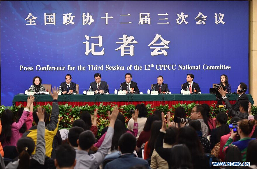 Zhu Weiqun(C), Huang Jiefu(3rd R), Hu Xiaoyi(3rd L), Li Yanhong(2nd R), Yu Minhong(2nd L), members of the 12th National Committee of the Chinese People's Political Consultative Conference (CPPCC), give a press conference during the third session of the 12th CPPCC National Committee in Beijing, capital of China, March 11, 2015. (Xinhua/Li Xin) 
