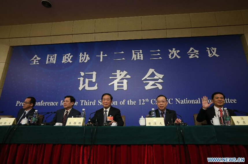 Zhu Weiqun(C), Huang Jiefu(2nd R), Hu Xiaoyi(2nd L), Li Yanhong(1st R), Yu Minhong(1st L), members of the 12th National Committee of the Chinese People's Political Consultative Conference (CPPCC), give a press conference during the third session of the 12th CPPCC National Committee in Beijing, capital of China, March 11, 2015. (Xinhua/Cai Yang)