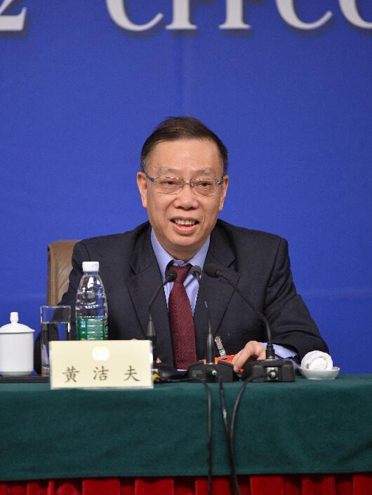 Huang Jiefu, a member of the 12th National Committee of the Chinese People's Political Consultative Conference (CPPCC), gives a press conference during the third session of the 12th CPPCC National Committee in Beijing, capital of China, March 11, 2015. (Xinhua/Li Xin) 