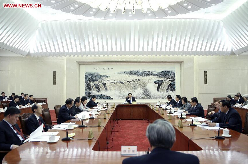 Zhang Dejiang (back, C), executive chairperson of the presidium of the third session of China's 12th National People's Congress (NPC) and chairman of the NPC Standing Committee, presides over the first meeting of the presidium's executive chairpersons at the Great Hall of the People in Beijing, capital of China, March 11, 2015. (Xinhua/Lan Hongguang)