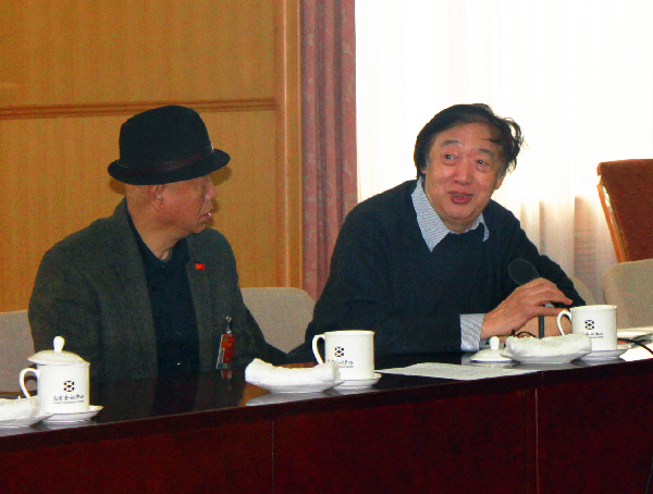 Famous Chinese writer Feng Jicai, a member of the 12th National Committee of the Chinese People's Political Consultative Conference, speaks at a panel discussion in Beijing on March 11, 2015.  [China.org.cn]