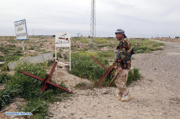 A member of Kurdish peshmerga forces checks a position of Islamic State (IS) in the Rashad district in southwest of Kirkuk, Iraq, March 12, 2015. Kurdish security forces, known as Peshmerga, supported by U.S.-led coalition aircraft, carried out an offensive against IS sites in western and southern parts of Iraq's northern province of Kirkuk. 